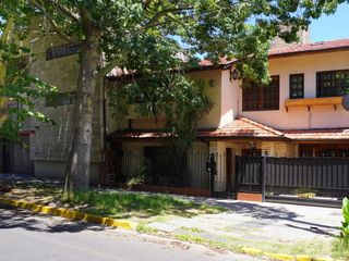 Foto 2 de Venta Casa 12 amb con Pileta en Lomas de Zamora