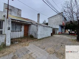 Foto 1 de 73 E/ 121 y 122-Casa en venta a reciclar de 4 dormitorios + depto nuevo