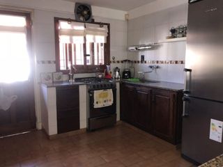 Foto 12 de Casa En Venta En Caisamar 3 Ambientes Con Dependencia, Garaje Doble Y Quincho