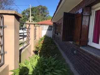 Foto 5 de Casa En Venta En Caisamar 3 Ambientes Con Dependencia, Garaje Doble Y Quincho