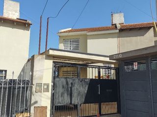 Foto 2 de calle 85bis e/ 116 y 117 Villa Elvira - Casa 3 dormitorios c/ cochera