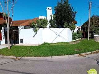 Foto 2 de Chalet 4 ambientes, cochera y parque . Villa Primera/Parque Luro. Acepta permuta