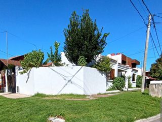 Foto 3 de Chalet 4 ambientes, cochera y parque . Villa Primera/Parque Luro. Acepta permuta