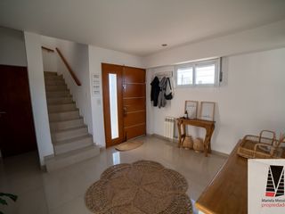 Foto 3 de Casa en venta de 4 dormitorios c/ cochera en Las Acacias