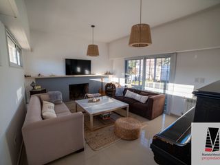 Foto 5 de Casa en venta de 4 dormitorios c/ cochera en Las Acacias