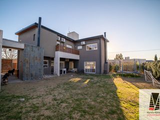 Foto 2 de Casa en venta de 4 dormitorios c/ cochera en Las Acacias