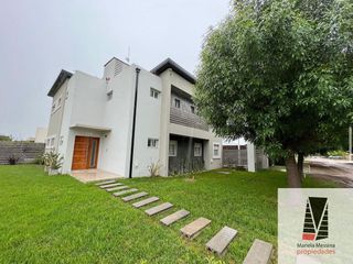 Foto 1 de Casa en venta de 4 dormitorios c/ cochera en Las Acacias