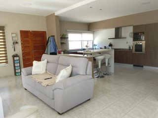 Foto 12 de Casa en venta de 4 dormitorios c/ cochera en Rama Caída