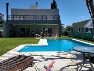 Foto 2 de Casa en venta de 4 dormitorios c/ cochera en Haras Santa María