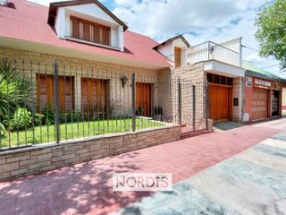 Foto 1 de Alquiler Hermoso chalet en Maipu 5 dormitorios uso comercial o institucional