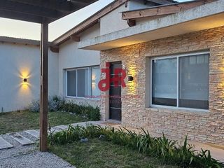 Foto 3 de CODIGO 703 - CASA EN COSTA ESMERALDA - ALQUILER TEMPORARIO