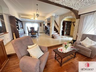 Foto 2 de Casa en venta de 3 dormitorios c/ cochera  doble  y quincho en Villa Primera