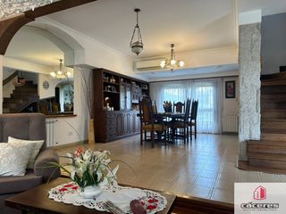 Foto 5 de Casa en venta de 3 dormitorios c/ cochera  doble  y quincho en Villa Primera