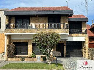 Foto 1 de Casa en venta de 3 dormitorios c/ cochera  doble  y quincho en Villa Primera