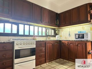 Foto 10 de Casa en venta de 3 dormitorios c/ cochera  doble  y quincho en Villa Primera