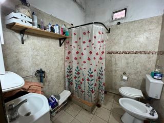 Foto 2 de VENTA CASA CON 2 LOCALES EN PB Y 2 DEPTOS EN PA