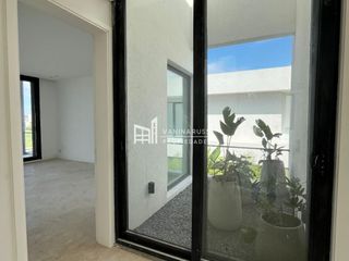 Foto 18 de Casa en venta de 4 dormitorios al Rio en Nordelta El Yacht