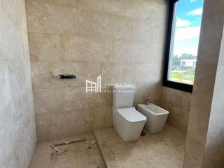 Foto 9 de Casa en venta de 4 dormitorios al Rio en Nordelta El Yacht