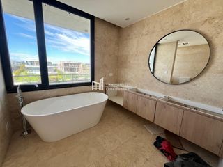 Foto 17 de Casa en venta de 4 dormitorios al Rio en Nordelta El Yacht