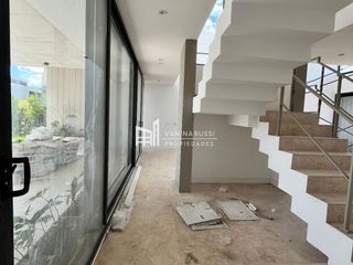 Foto 5 de Casa en venta de 4 dormitorios al Rio en Nordelta El Yacht