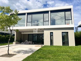 Foto 1 de Casa en venta de 4 dormitorios al Rio en Nordelta El Yacht
