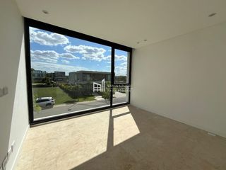 Foto 12 de Casa en venta de 4 dormitorios al Rio en Nordelta El Yacht