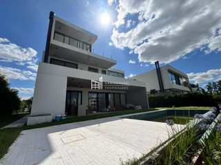 Foto 3 de Casa en venta de 4 dormitorios al Rio en Nordelta El Yacht
