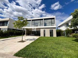 Foto 2 de Casa en venta de 4 dormitorios al Rio en Nordelta El Yacht