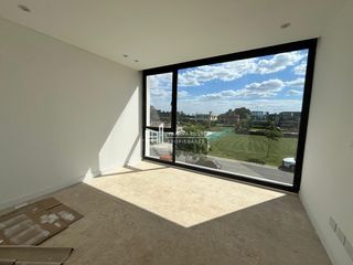 Foto 8 de Casa en venta de 4 dormitorios al Rio en Nordelta El Yacht