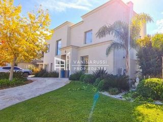 Foto 2 de Casa en alquiler de 4 dormitorios c/ cochera en Nordelta Los Lagos