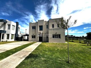 Foto 1 de Casa en venta de 4 dormitorios en El Cantón Norte al Lago