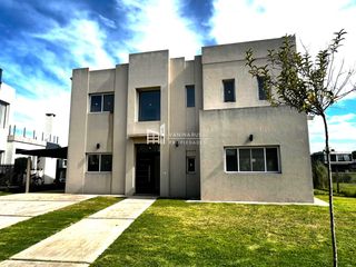 Foto 2 de Casa en venta de 4 dormitorios en El Cantón Norte al Lago