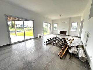 Foto 8 de Casa en venta de 4 dormitorios en El Cantón Norte al Lago