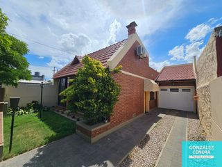 Foto 1 de Casa en venta de 2 dormitorios c/ cochera en Villa Floresta