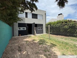 Foto 2 de Dúplex en venta de 3 dormitorios c/ cochera en Los Horneros