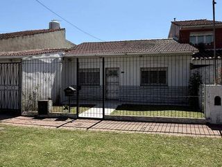 Foto 1 de VENTA casa 3 ambientes con cochera, departamento, patio y casa al fondo con segundo patio