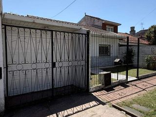 Foto 2 de VENTA casa 3 ambientes con cochera, departamento, patio y casa al fondo con segundo patio