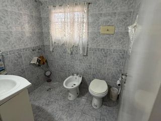Foto 11 de VENTA casa 3 ambientes con cochera, departamento, patio y casa al fondo con segundo patio
