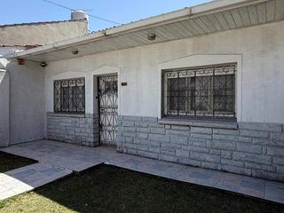 Foto 4 de VENTA casa 3 ambientes con cochera, departamento, patio y casa al fondo con segundo patio