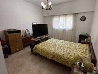 Foto 13 de VENTA casa 3 ambientes con cochera, departamento, patio y casa al fondo con segundo patio