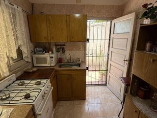 Foto 16 de VENTA casa 3 ambientes con cochera, departamento, patio y casa al fondo con segundo patio