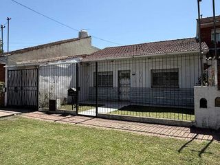 Foto 5 de VENTA casa 3 ambientes con cochera, departamento, patio y casa al fondo con segundo patio