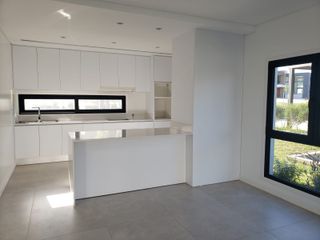 Foto 3 de Casa en venta de 3 dormitorios c/ cochera en Rumenco joven