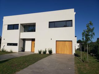 Foto 1 de Casa en venta de 3 dormitorios c/ cochera en Rumenco joven