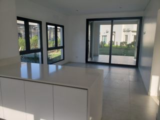 Foto 5 de Casa en venta de 3 dormitorios c/ cochera en Rumenco joven