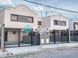 Foto 2 de Dúplex en venta de 3 dormitorios en barrio Pereyra Rozas