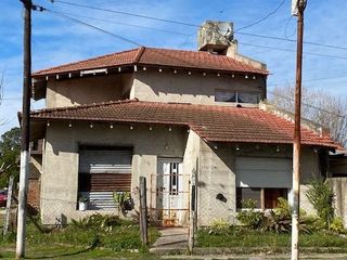 Foto 3 de 156 Esq. 17 - CASA A RECICLAR DE 3 DOR (BERISSO)