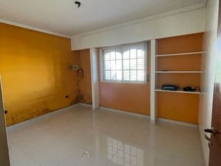 Foto 3 de 80 bis e/ 137 y 138 (Los Hornos) - CASA DE 3 AMB.