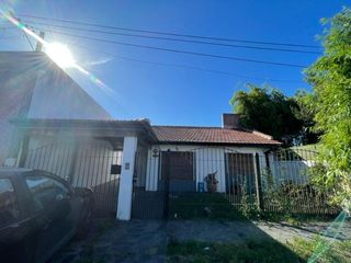 Foto 1 de 80 bis e/ 137 y 138 (Los Hornos) - CASA DE 3 AMB.