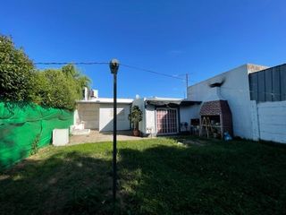Foto 12 de 80 bis e/ 137 y 138 (Los Hornos) - CASA DE 3 AMB.